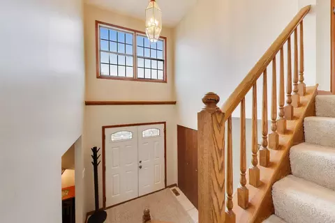Entry Way - 873 Hampton Dr, Carol Stream, IL 60188 photo 3 of 3
