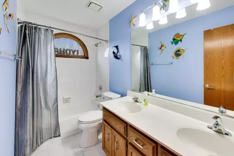 Bath - 873 Hampton Dr, Carol Stream, IL 60188 photo 4 of 4