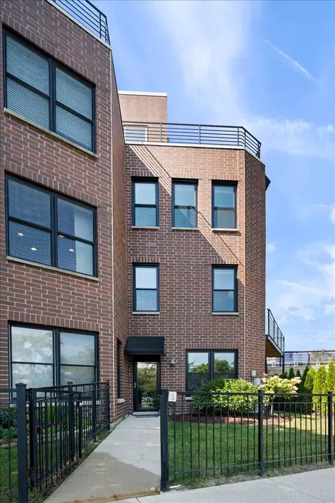 2976 N Riverwalk Dr #70, Chicago, IL 60618