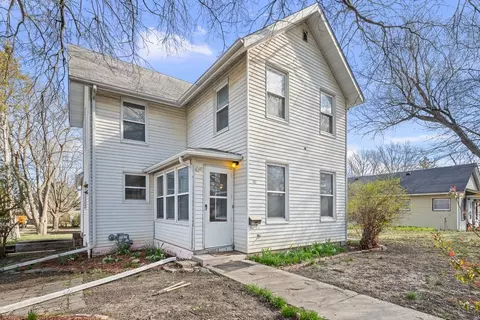 402 E Pleasant St, Davenport, IA 52803