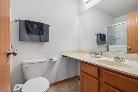 Bath - 3643 Daisy Ln, Elgin, IL 60124 photo 2 of 3