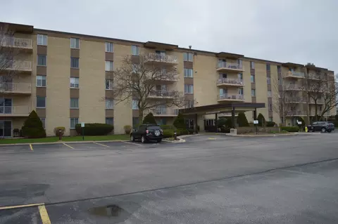 110 W Butterfield Rd #402S, Elmhurst, IL 60126