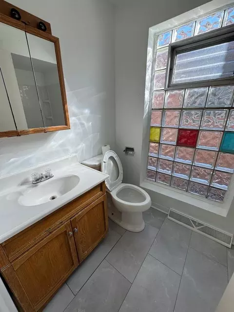 Bath - 39 W 83rd St, Chicago, IL 60620 photo 1 of 2