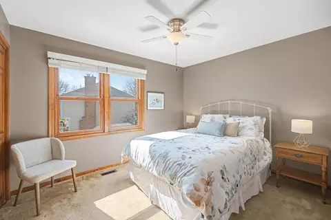 Bedroom - 2012 Somerset Ln, Wheaton, IL 60189 photo 3 of 4