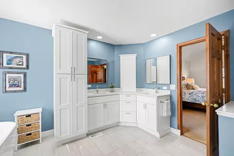 Bath - 2012 Somerset Ln, Wheaton, IL 60189 photo 3 of 4