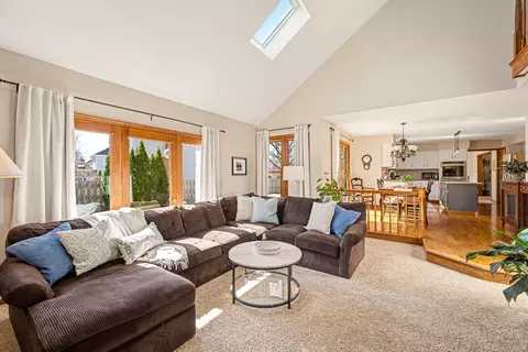 Living - 2012 Somerset Ln, Wheaton, IL 60189 photo 3 of 4