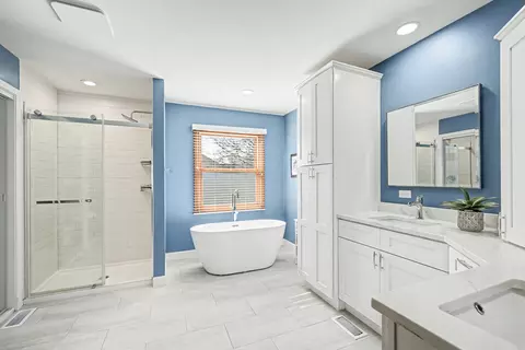Bath - 2012 Somerset Ln, Wheaton, IL 60189 photo 2 of 4