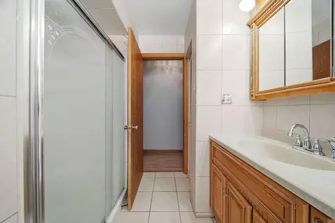 Bath - 14426 Springfield Ave, Midlothian, IL 60445 photo 2 of 3