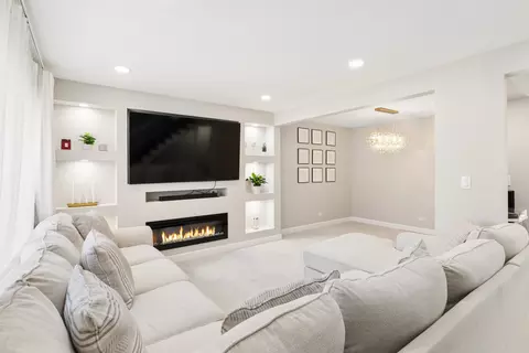 Living - 1936 Whitingham Ln, Hoffman Estates, IL 60169 photo 2 of 3