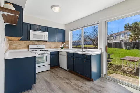 Kitchen - 1936 Whitingham Ln, Hoffman Estates, IL 60169 photo 2 of 3