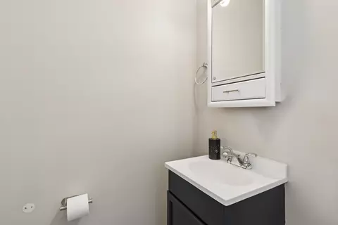 Bath - 1936 Whitingham Ln, Hoffman Estates, IL 60169 photo 1 of 2
