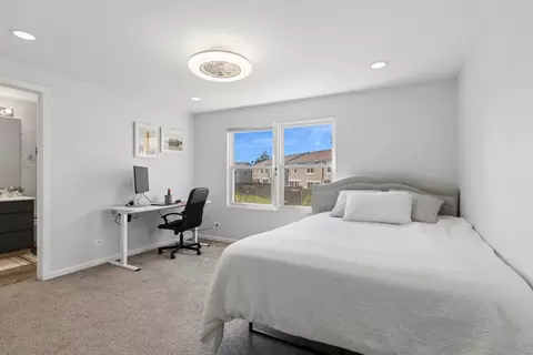 Bedroom - 1936 Whitingham Ln, Hoffman Estates, IL 60169 photo 3 of 3