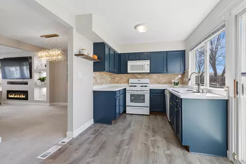 Kitchen - 1936 Whitingham Ln, Hoffman Estates, IL 60169 photo 1 of 3