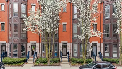449 N Clinton St, Chicago, IL 60654