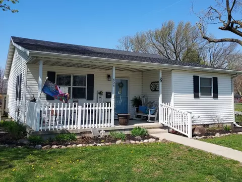 604 S Locust St, Arcola, IL 61910