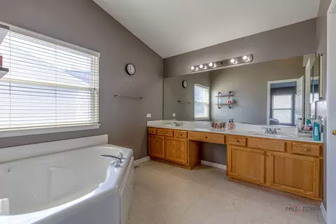 Bath - 2212 Baxter Ct, Elgin, IL 60123 photo 2 of 5