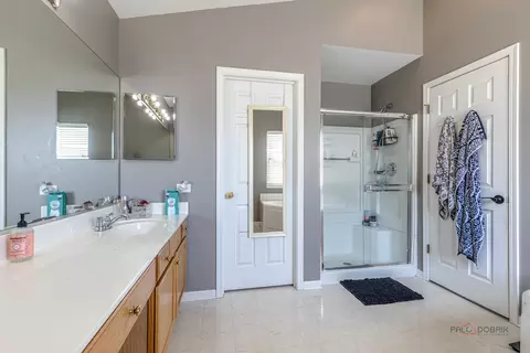 Bath - 2212 Baxter Ct, Elgin, IL 60123 photo 3 of 5