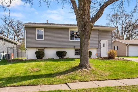 2010 W 55th St, Davenport, IA 52806