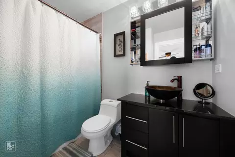 Bath - 7504 Claridge Dr #E, Bridgeview, IL 60455 photo 2 of 4