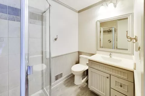 Bath - 5083 Chambers Dr, Hoffman Estates, IL 60010 photo 2 of 5