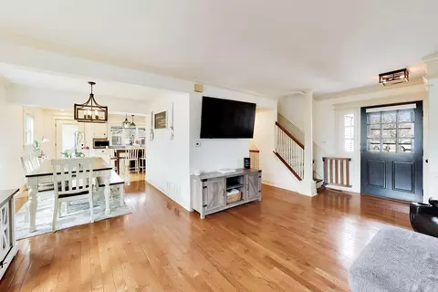 Entry Way - 5083 Chambers Dr, Hoffman Estates, IL 60010 photo 1 of 2