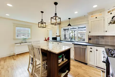 Kitchen - 5083 Chambers Dr, Hoffman Estates, IL 60010 photo 3 of 3