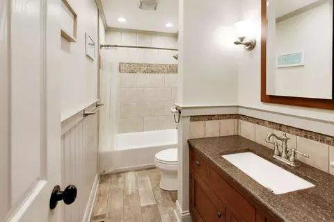 Bath - 5083 Chambers Dr, Hoffman Estates, IL 60010 photo 3 of 5