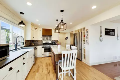 Kitchen - 5083 Chambers Dr, Hoffman Estates, IL 60010 photo 2 of 3
