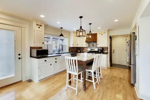 Kitchen - 5083 Chambers Dr, Hoffman Estates, IL 60010 photo 1 of 3