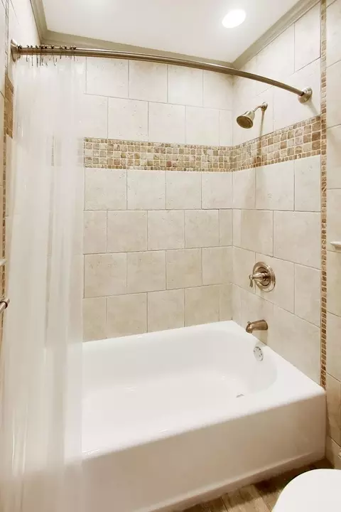 Bath - 5083 Chambers Dr, Hoffman Estates, IL 60010 photo 4 of 5