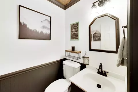 Bath - 5083 Chambers Dr, Hoffman Estates, IL 60010 photo 5 of 5