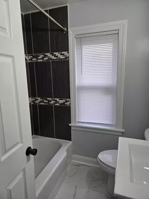 Bath - 2051 E 93rd St, Chicago, IL 60617 photo 3 of 4