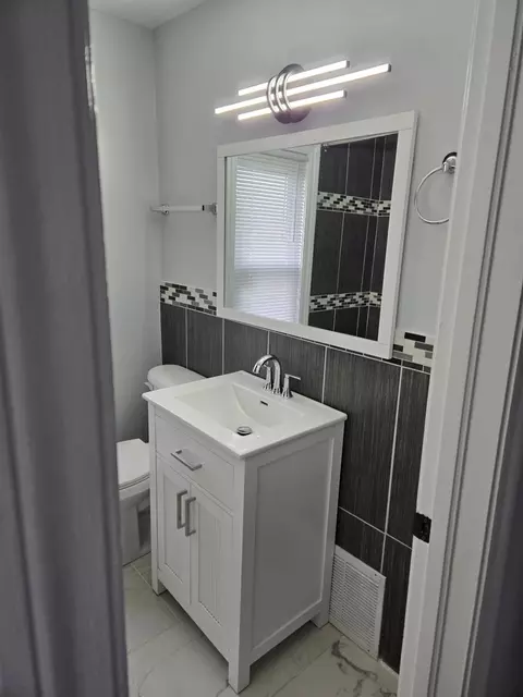 Bath - 2051 E 93rd St, Chicago, IL 60617 photo 2 of 4
