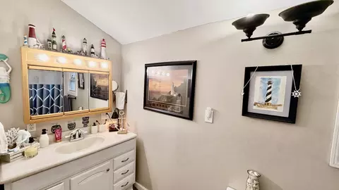 Bath - 521 S Cherry St, Centralia, IL 62801 photo 1 of 3