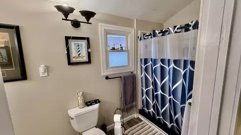 Bath - 521 S Cherry St, Centralia, IL 62801 photo 2 of 3