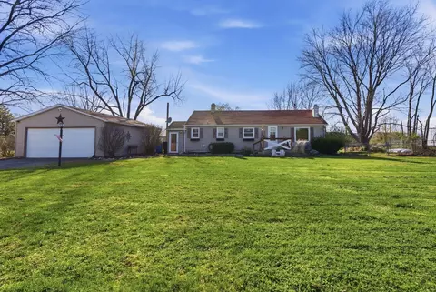 152 Holiday Dr, Somonauk, IL 60552