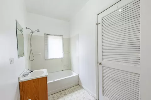 Bath - 832 E 153 St, Phoenix, IL 60426 photo 2 of 3