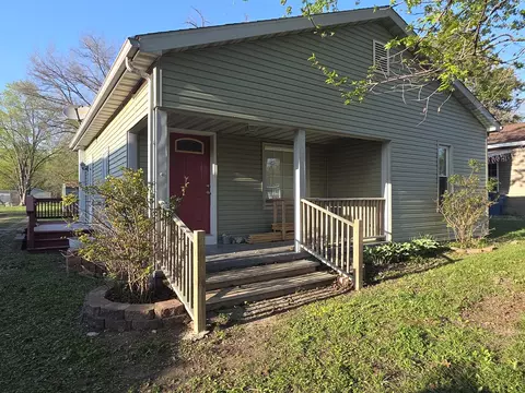 104 E Vermont St, Carterville, IL 62918