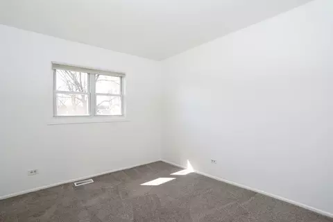 Bedroom - 600 Flagstaff Ln, Hoffman Estates, IL 60169 photo 5 of 6