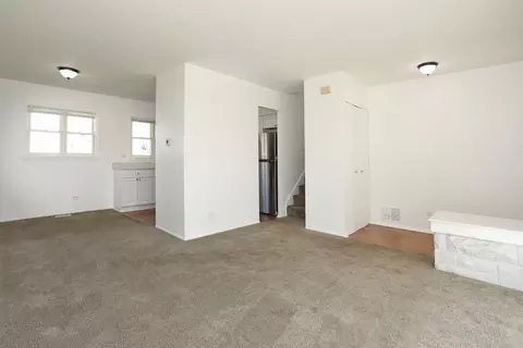 Living - 600 Flagstaff Ln, Hoffman Estates, IL 60169 photo 2 of 3