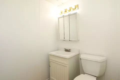 Bath - 600 Flagstaff Ln, Hoffman Estates, IL 60169 photo 1 of 3