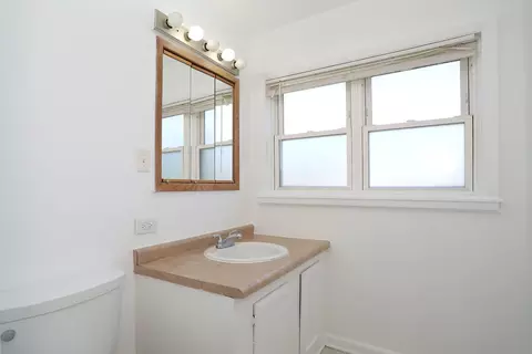 Bath - 600 Flagstaff Ln, Hoffman Estates, IL 60169 photo 3 of 3
