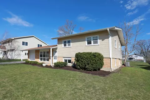 Exterior - 600 Flagstaff Ln, Hoffman Estates, IL 60169 photo 2 of 8