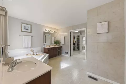 Bath - 13005 Kensington Dr, Plainfield, IL 60585 photo 2 of 5