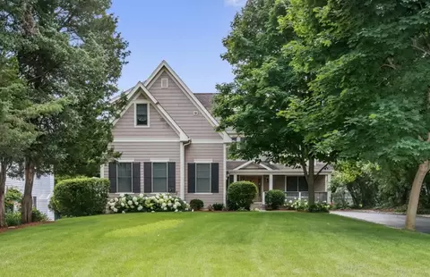 141 Walnut St, Libertyville, IL 60048