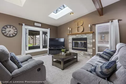 Living - 221 69th St, Darien, IL 60561 photo 2 of 3