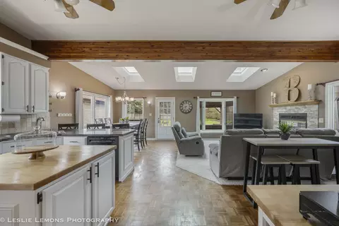 Entry Way - 221 69th St, Darien, IL 60561 photo 1 of 3