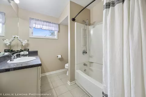 Bath - 221 69th St, Darien, IL 60561 photo 2 of 2