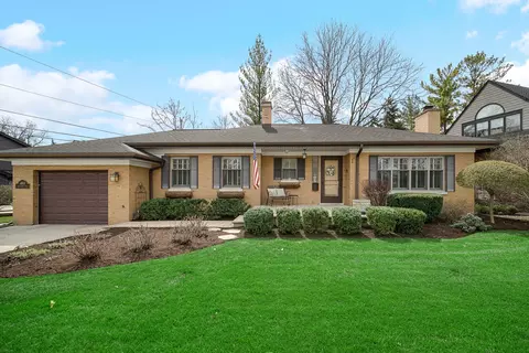 403 W Shabonee Trl, Mount Prospect, IL 60056
