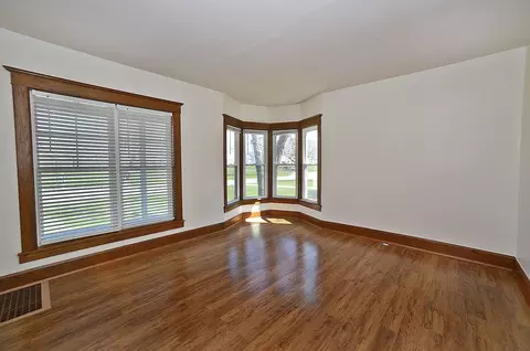 Living - 905 E Center St, Ottawa, IL 61350 photo 1 of 2